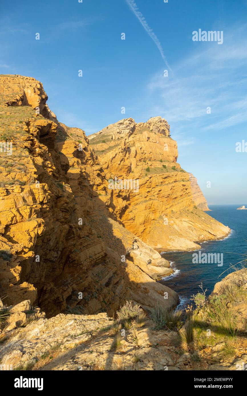 Scogliere della Sierra Helada visto da vicino alla torre di guardia Punta del Cavall, Benidorm, Spagna Foto Stock