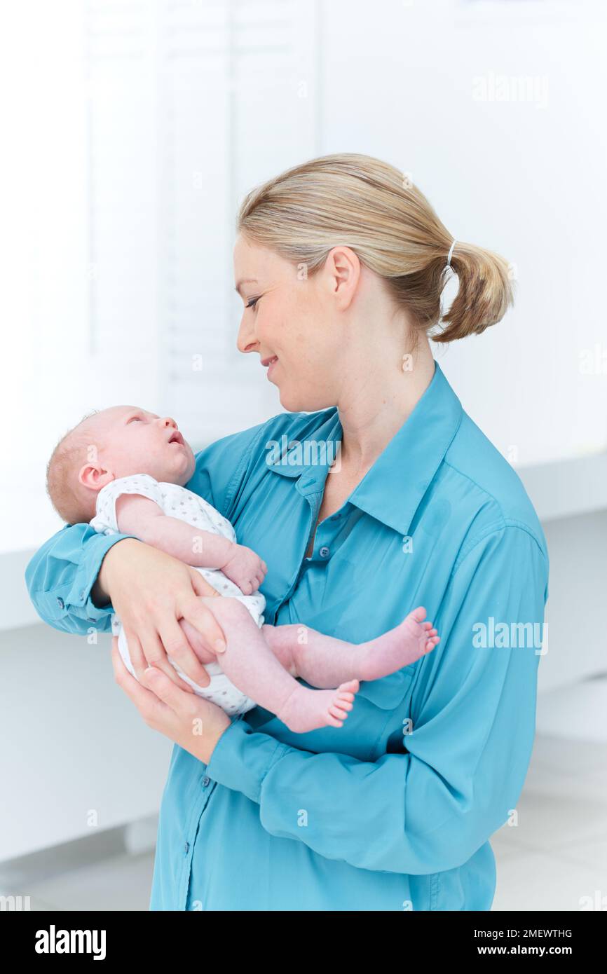 Madre consolante baby Foto Stock