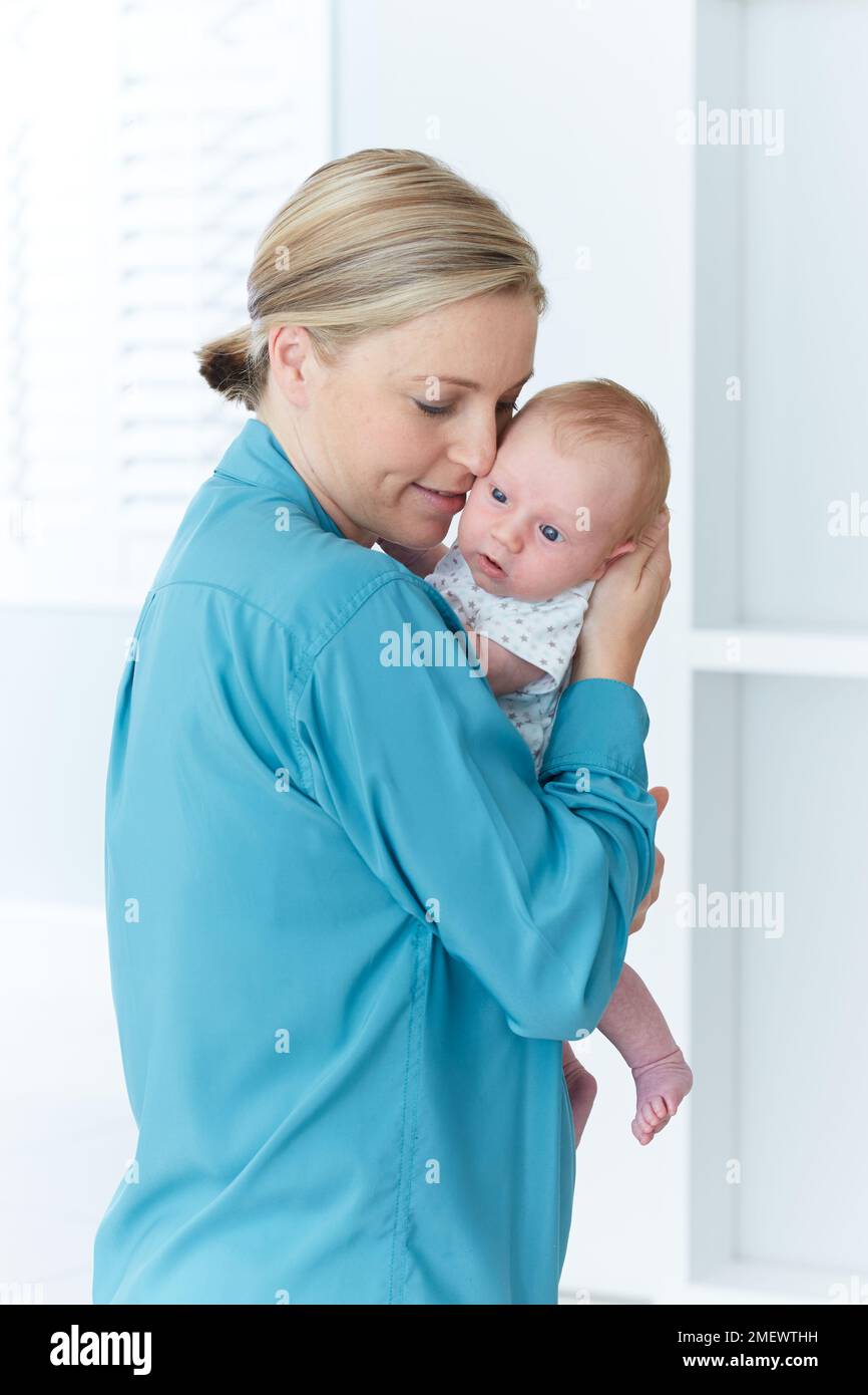 Madre consolante baby Foto Stock