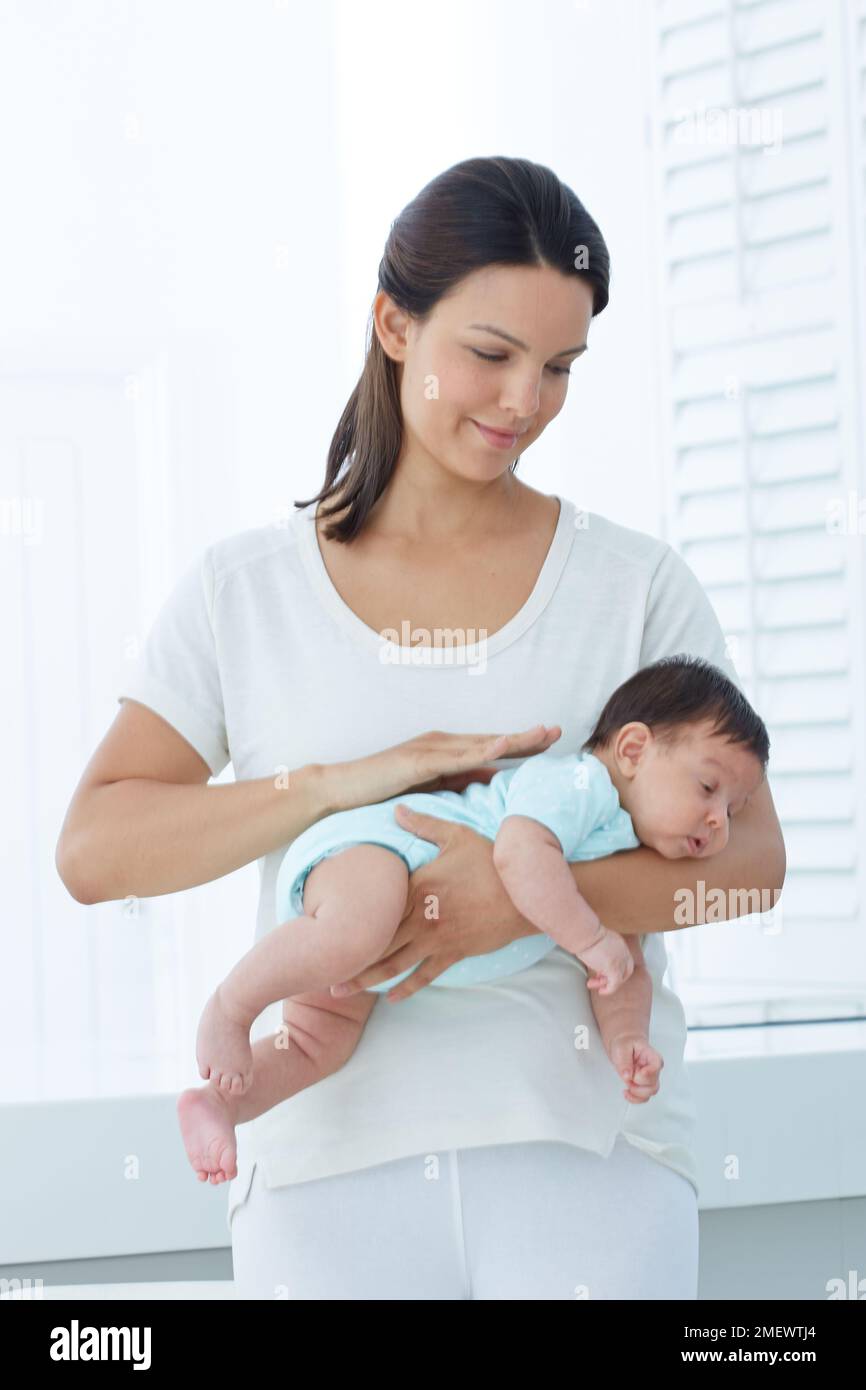 Posizioni di avvolgimento, bambino sdraiato rivolto verso il basso. Foto Stock