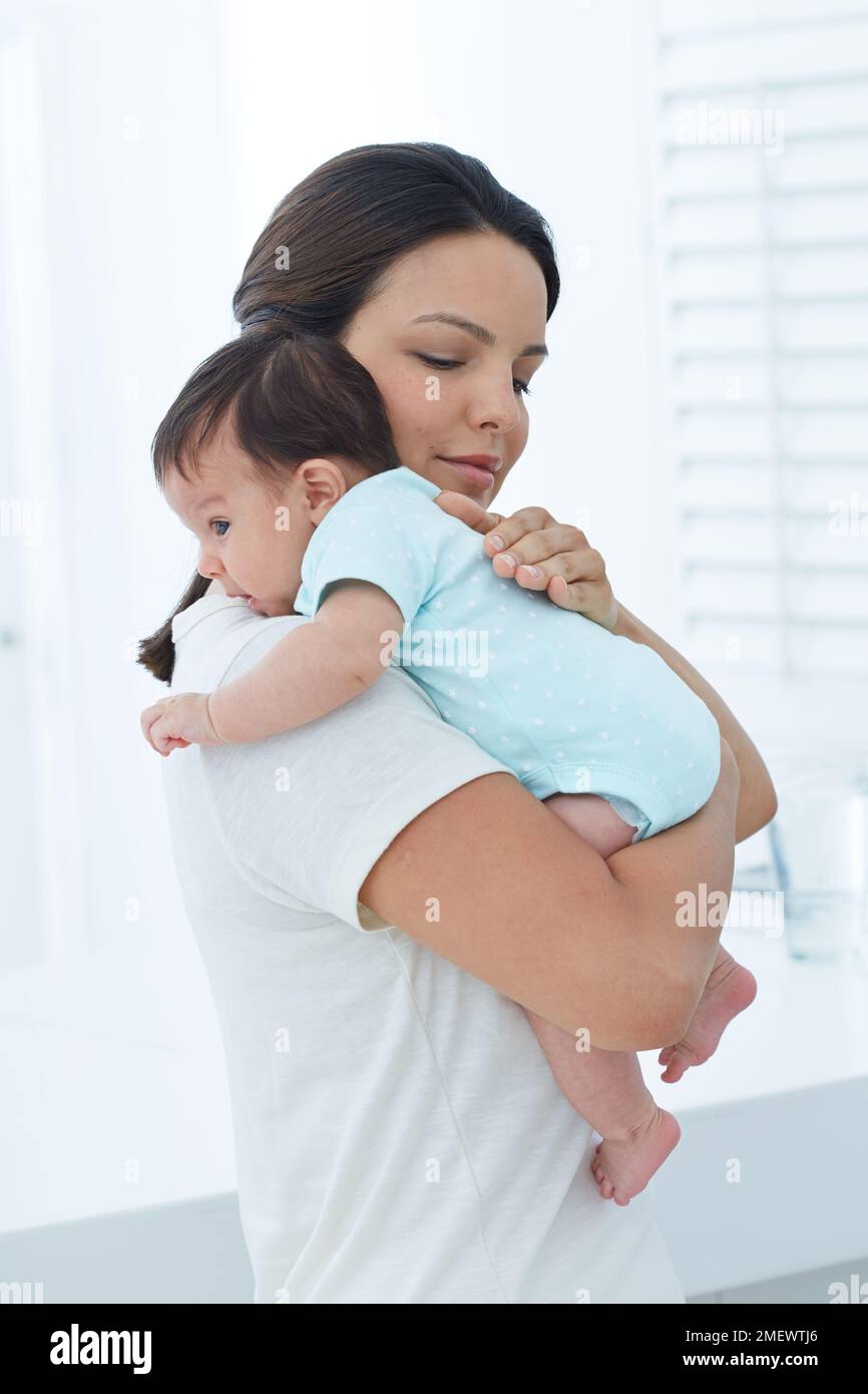Posizioni di avvolgimento, bambino sopra la spalla. Foto Stock
