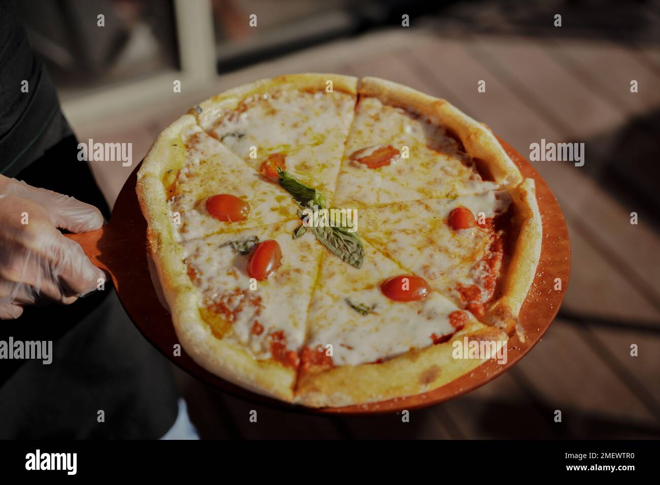 Margherita, pizza margarita, cibo tradizionale italiano, pizza con pomodoro e basilico in cima. Foto Stock