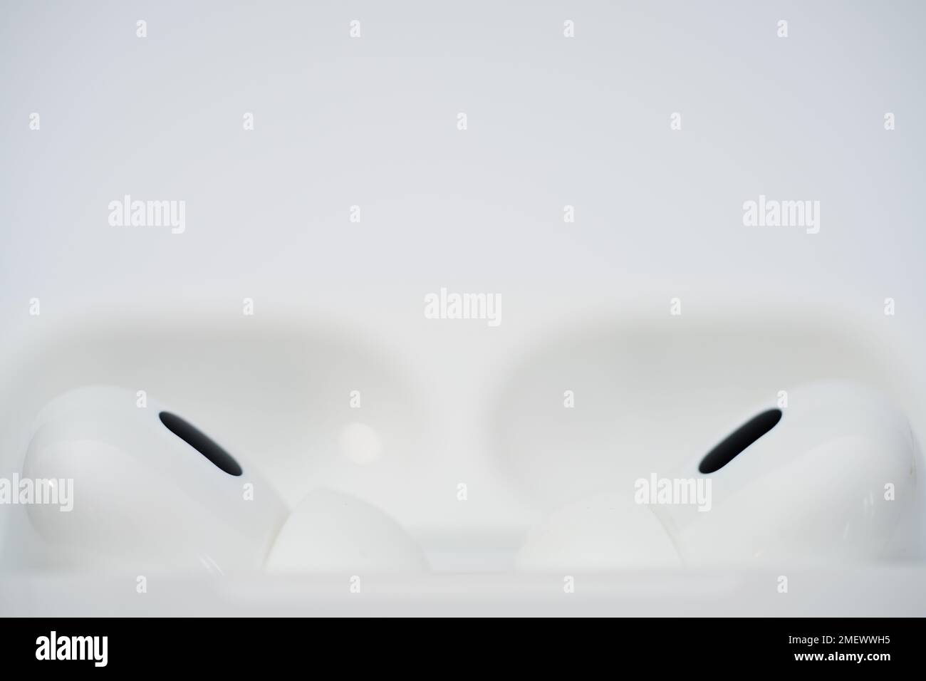 Sunrise, FL, USA - 24 Gennaio 2023: Macro foto di Apple airpods 2 su sfondo bianco Foto Stock