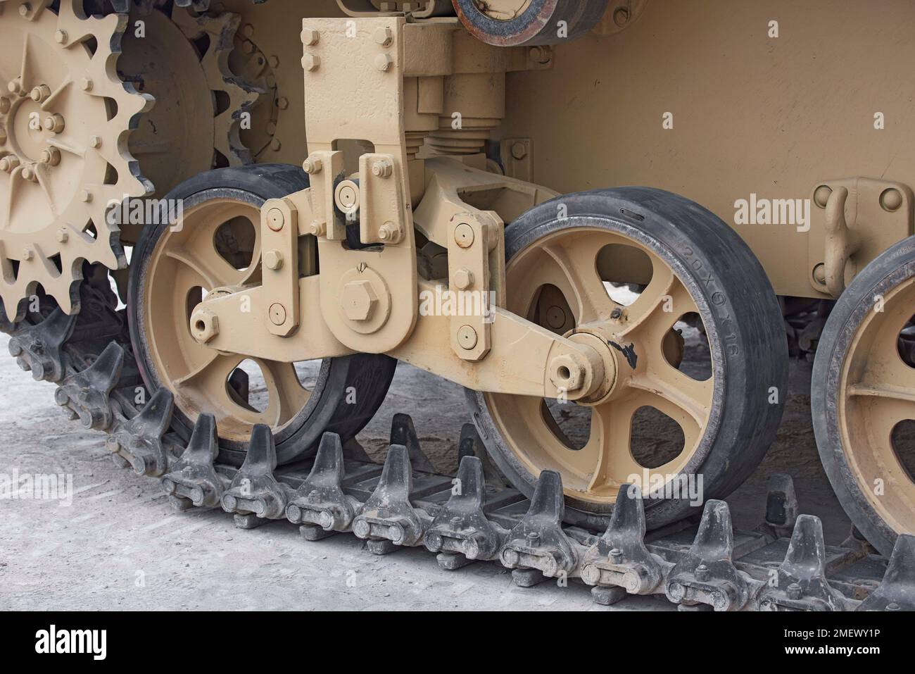 Serbatoio Stuart M3A1, ruota anteriore e sospensione Foto Stock