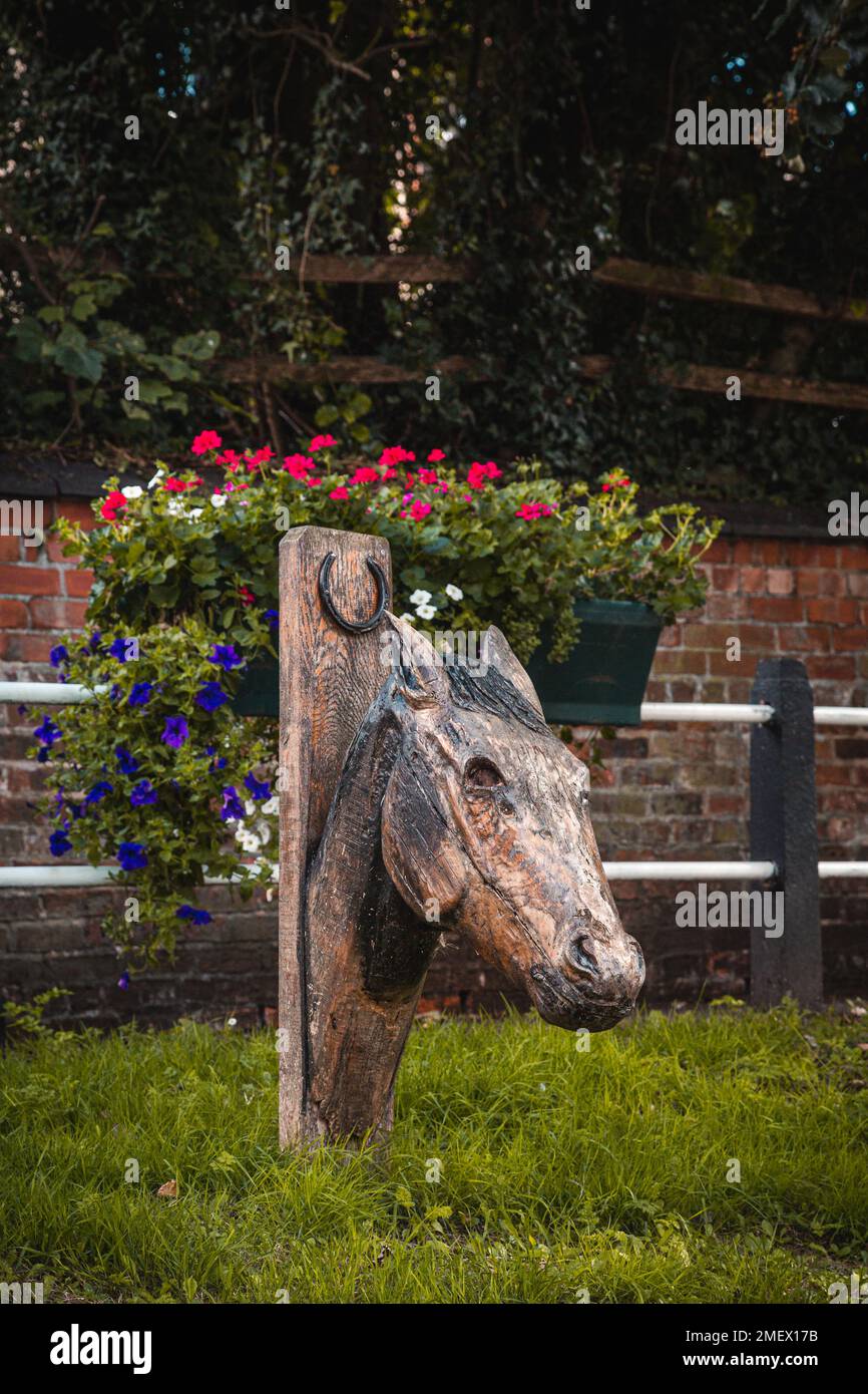 Una scultura in legno di una testa di cavalli, Una rappresentazione di Old Bob il cavallo del fuoco, Caistor, Lincolnshire. Foto Stock