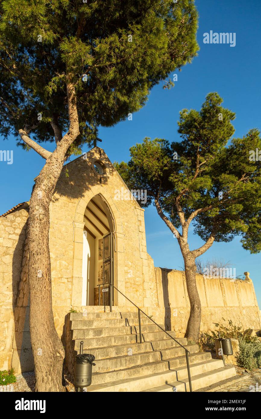 Arroccato su una collina, Castillo de Polop è stato seduto nella sua posizione strategica dal 12th ° secolo Foto Stock