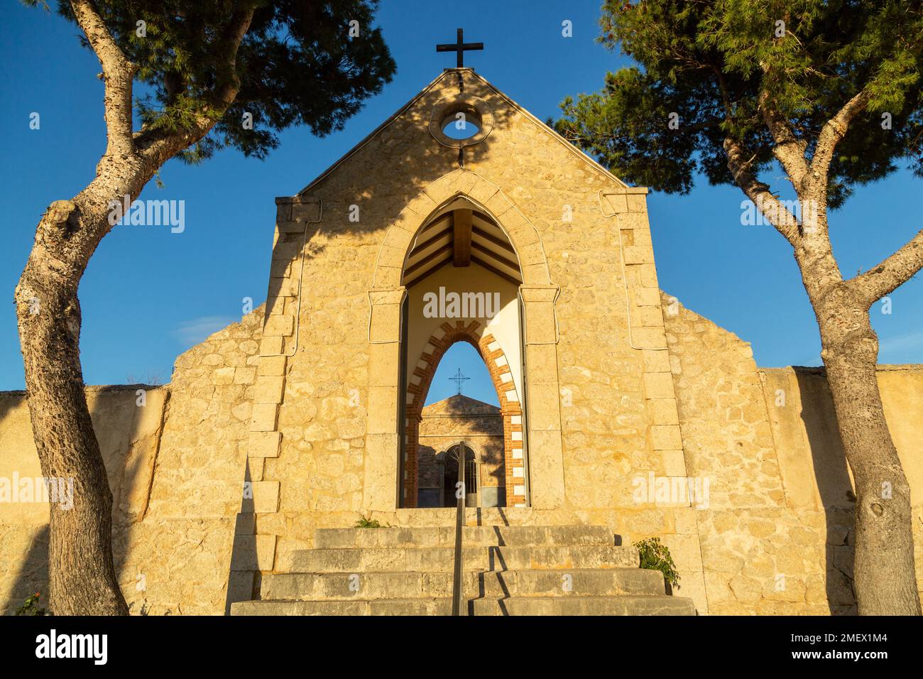 Arroccato su una collina, Castillo de Polop è stato seduto nella sua posizione strategica dal 12th ° secolo Foto Stock