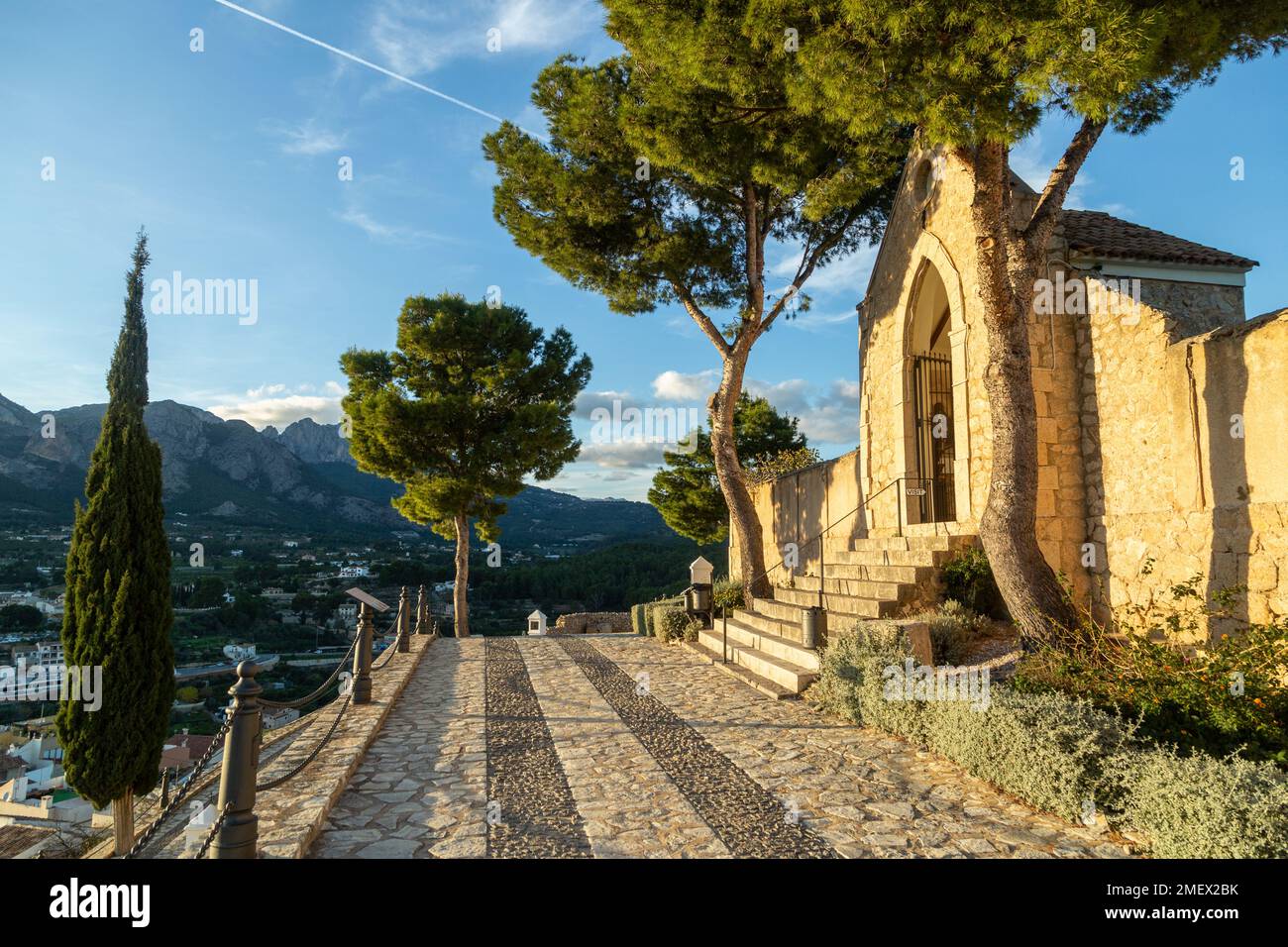 Arroccato su una collina, Castillo de Polop è stato seduto nella sua posizione strategica dal 12th ° secolo Foto Stock