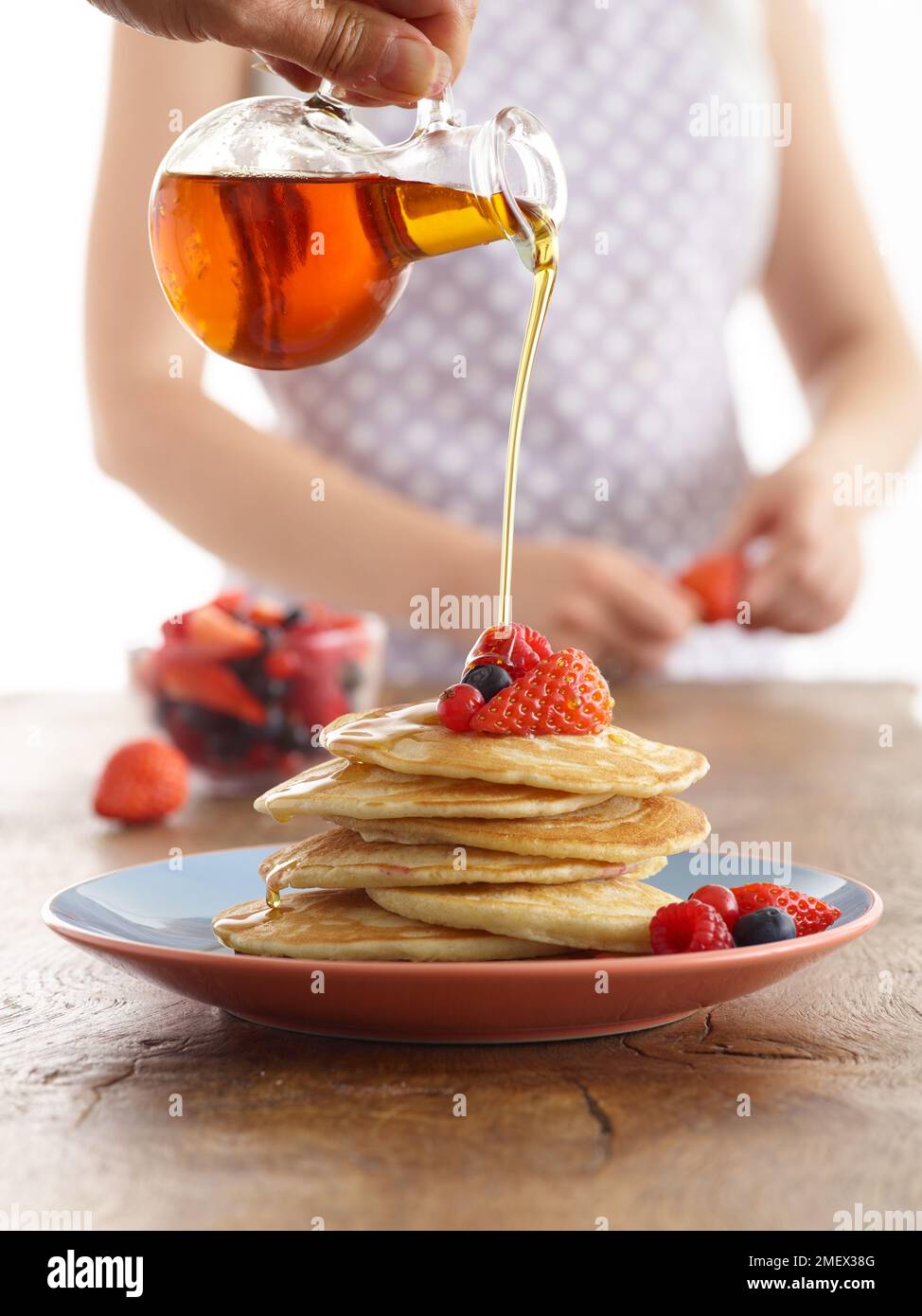 Frittelle con le bacche e sciroppo d'acero Foto Stock