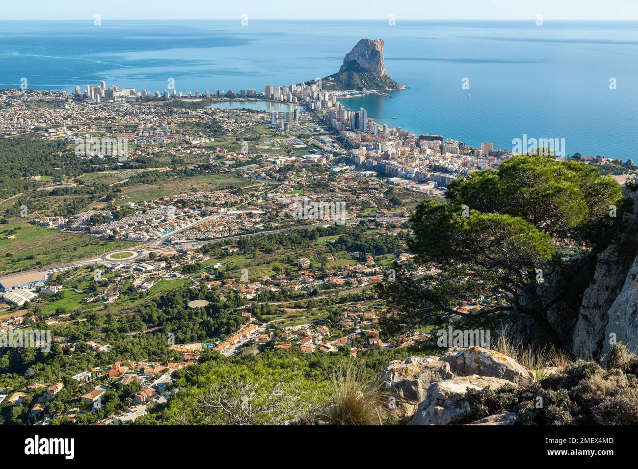 Guardando dalla collina di Sierra de Oltá verso la città di Calpe e Penon de ifach Foto Stock