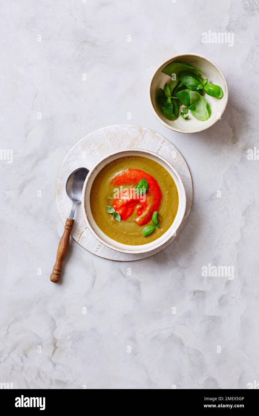 Zuppa di peperone rosso melanzana Foto Stock