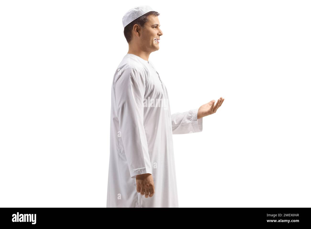 Profilo ripresa di un giovane uomo in abiti etnici bianchi gesturante con mani isolate su sfondo bianco Foto Stock