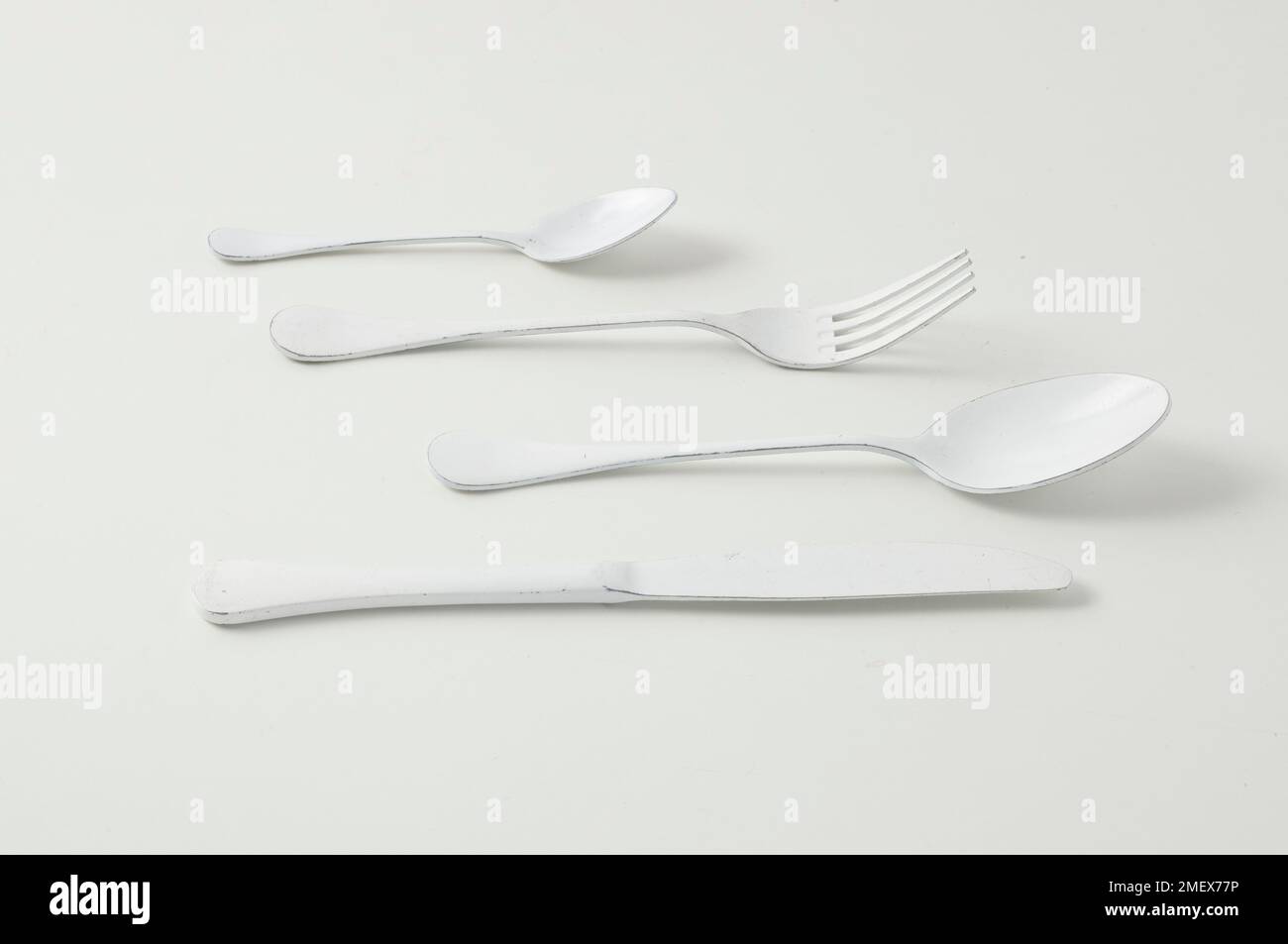 Set di posate bianche in metallo rustico Foto Stock