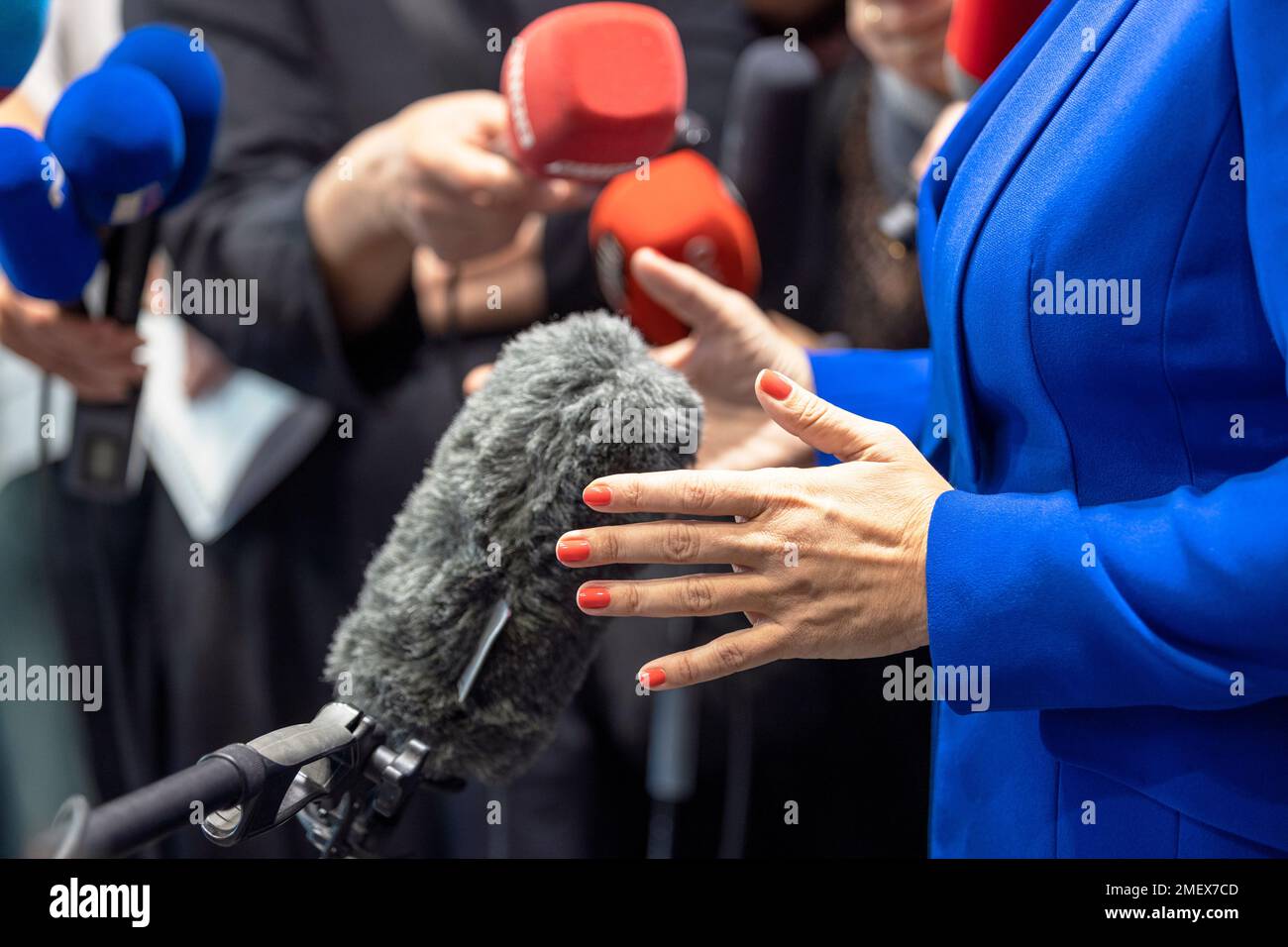 Giornalista con microfoni che fa un'intervista mediatica con una donna uomo d'affari o una donna di politica femminile Foto Stock