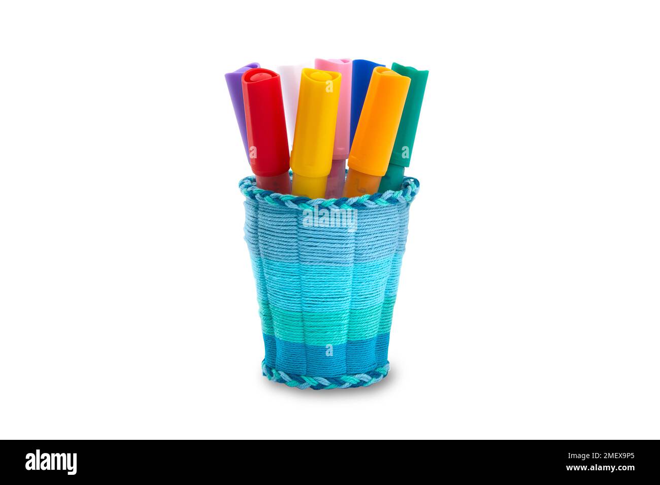 Mestiere in vaso tessuto - tiri finali - vaso di filo di lana riempito con pennarelli Foto Stock