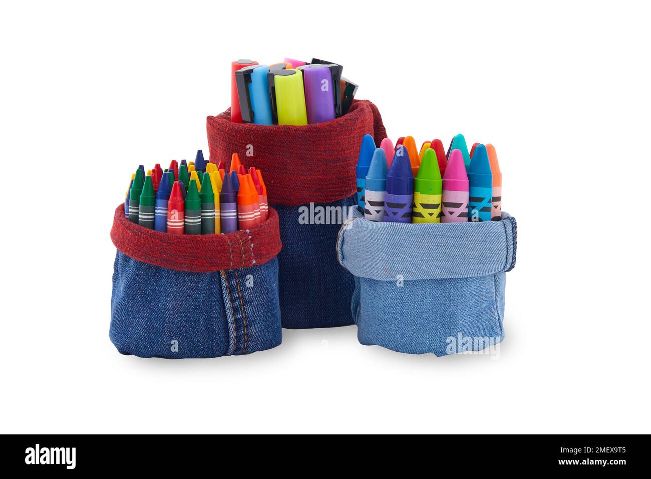 Jeans pentole mestiere - tagliare le gambe da jeans per fare crayon e portapenne Foto Stock