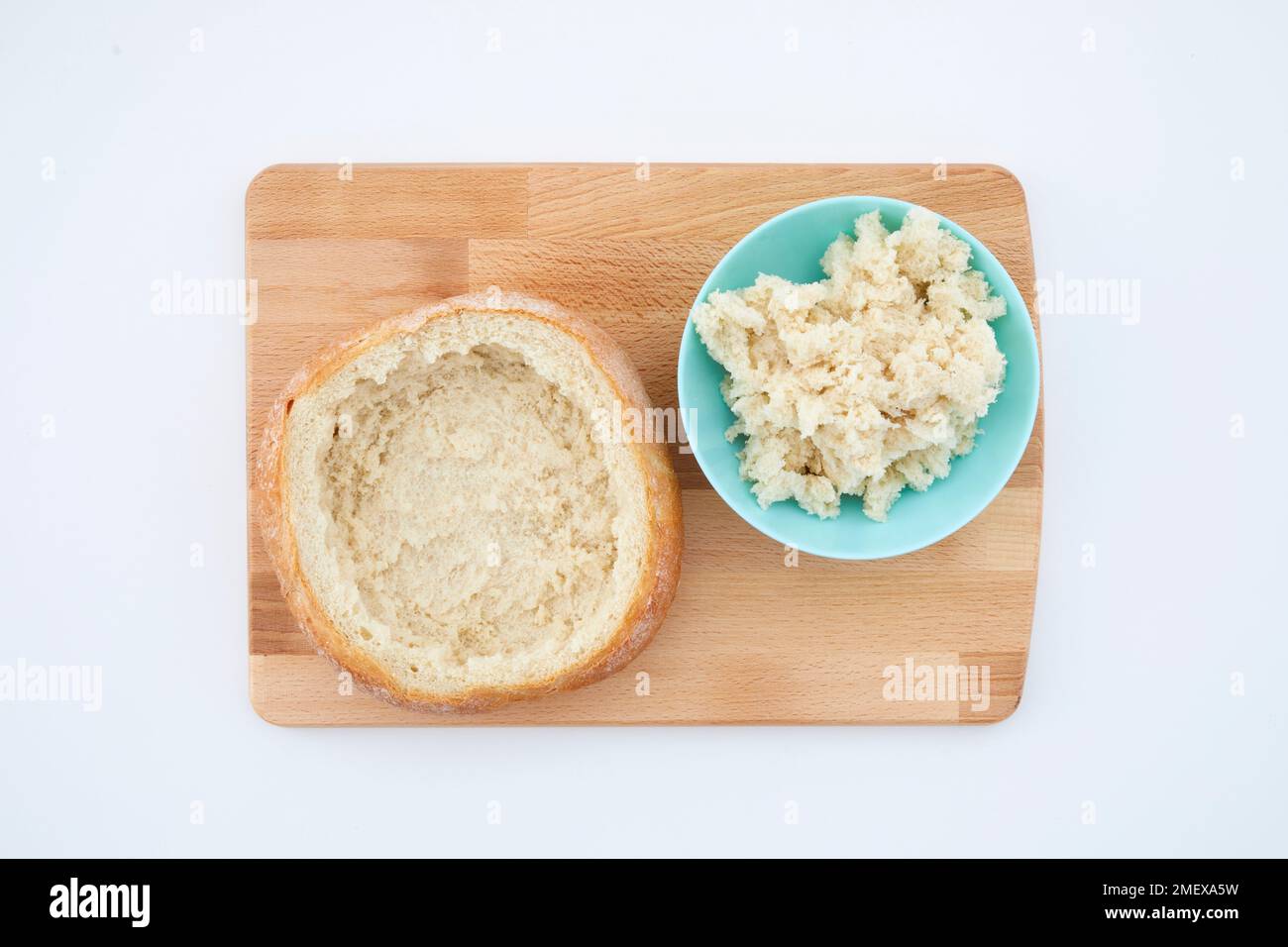 Muffuletta sandwhich - Passo 1 - Sminuzzare all'interno del pane e metterlo da parte Foto Stock