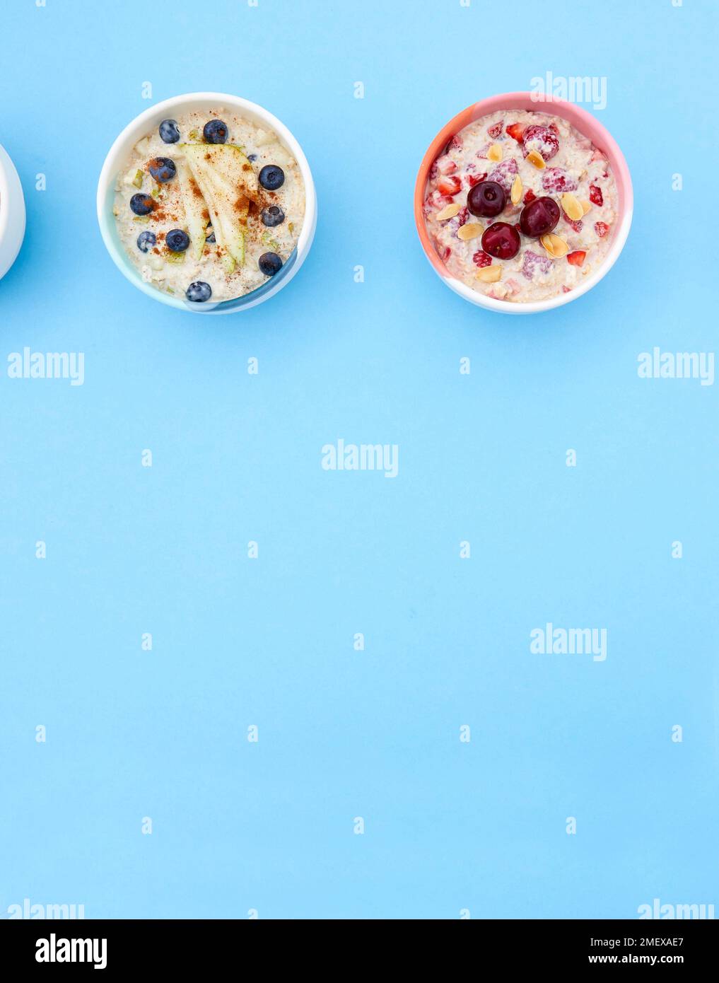 Avena notturna su sfondo blu - avena autunnale e avena Berry e Cherry Foto Stock