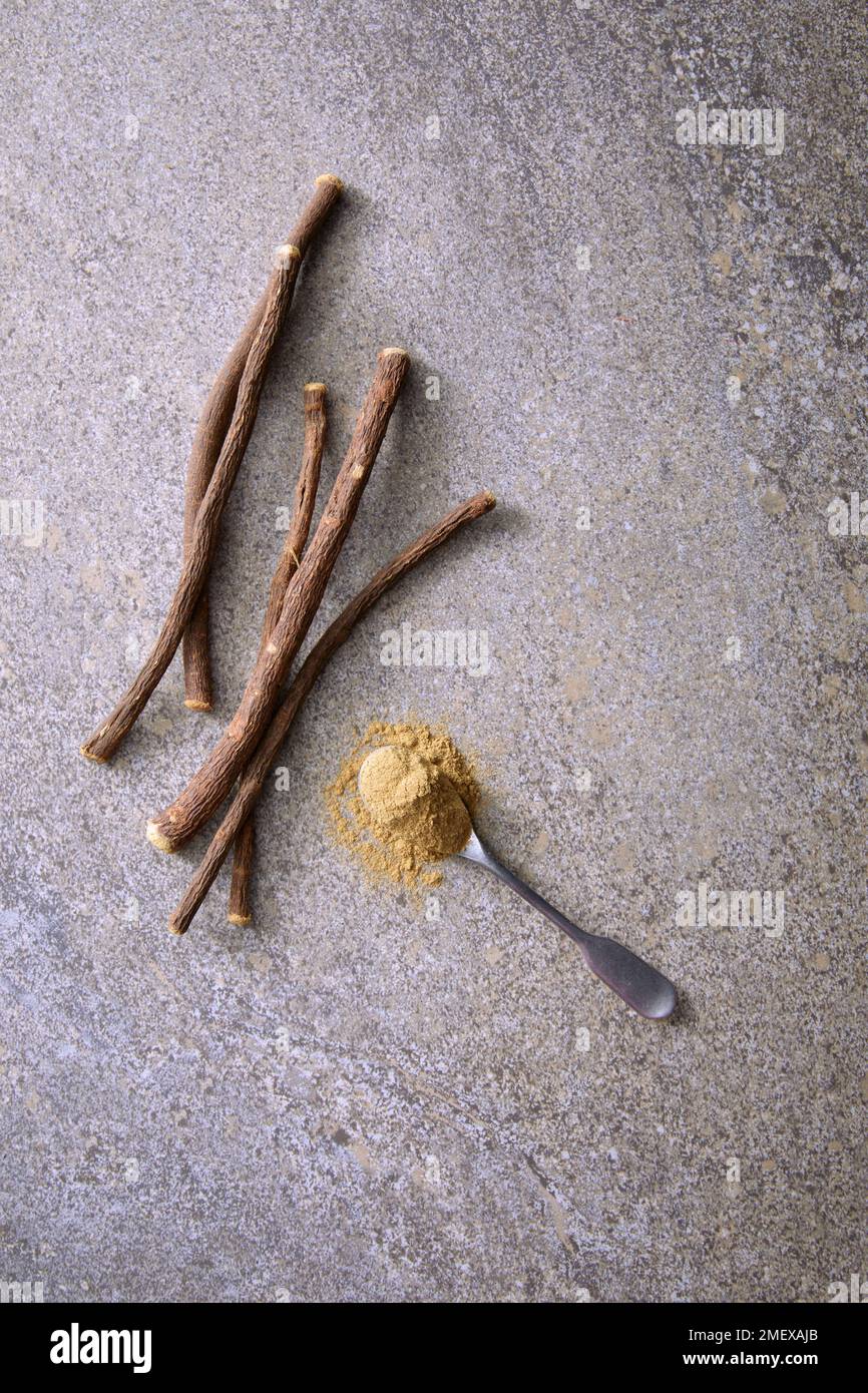 Rimedi naturali della menopausa Foto polvere di radice di liquirizia Foto Stock