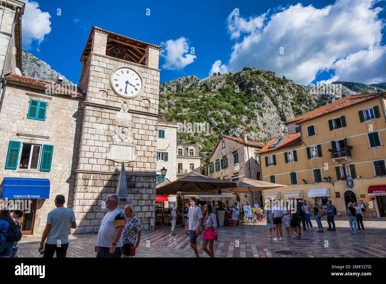Torre dell'Orologio su Trg od Oružja (Piazza delle armi), la piazza principale della città vecchia di Cattaro in Montenegro Foto Stock