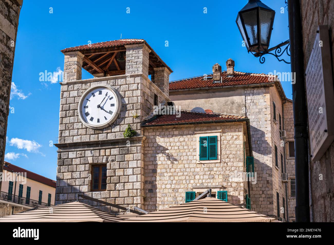 Torre dell'Orologio su Trg od Oružja (Piazza delle armi), la piazza principale della città vecchia di Cattaro in Montenegro Foto Stock