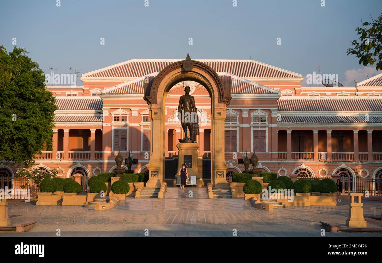 Bangkok, Thailandia. Dicembre 9, 2022. Saranrom Palace. Statua del re Rama 4 monumento. Una delle più importanti statue di Bangkok. Foto Stock