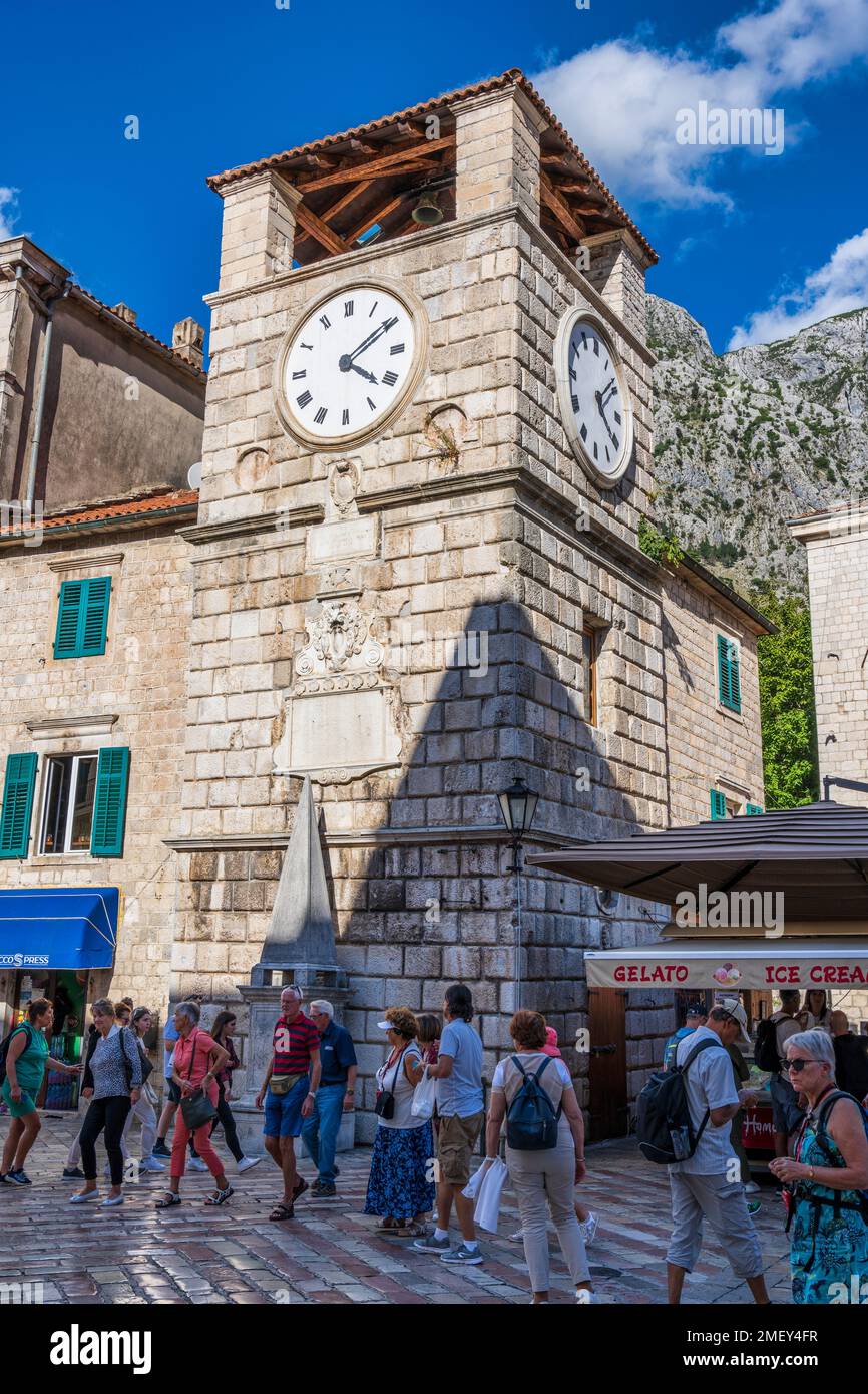 Torre dell'Orologio su Trg od Oružja (Piazza delle armi), la piazza principale della città vecchia di Cattaro in Montenegro Foto Stock
