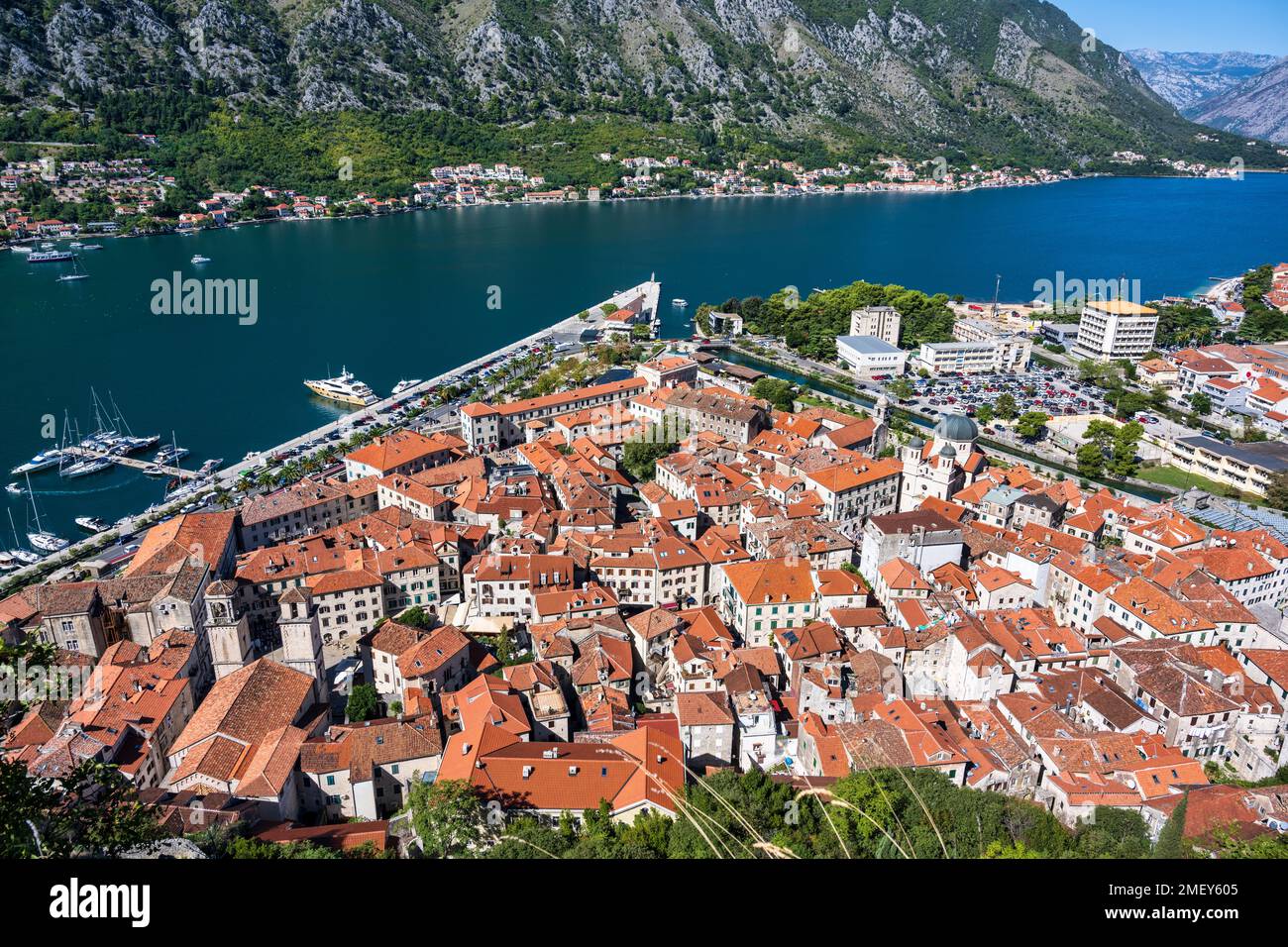 Veduta aerea della città fortificata di Cattaro sulla baia di Cattaro in Montenegro Foto Stock