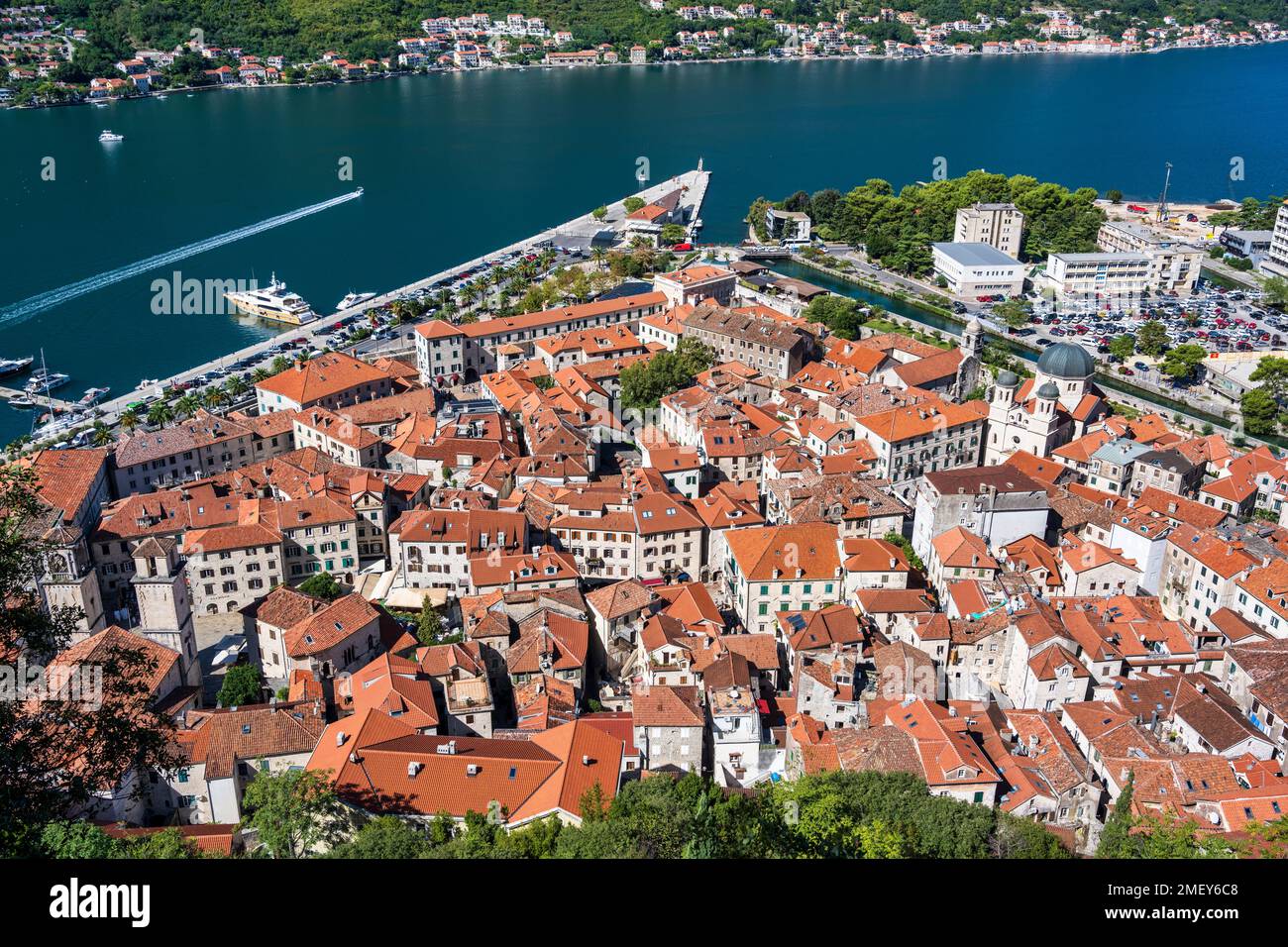 Veduta aerea della città fortificata di Cattaro sulla baia di Cattaro in Montenegro Foto Stock