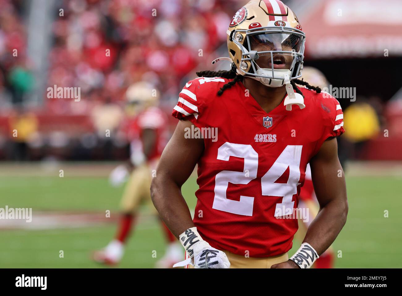 Il running back dei San Francisco 49ers Jordan Mason (24) durante la partita delle wildcard della NFL sabato 14 gennaio 2023 al Levi's Stadium di Santa Clara, California. I 49ers vinsero la partita 41 a 23. (Peter Read Miller / immagine dello sport) Foto Stock