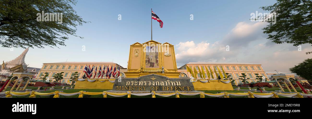 Bangkok, Thailandia. Dicembre 9, 2022. Ministero della Difesa della Thailandia situato vicino al Tempio del Buddha di Smeraldo. Foto Stock