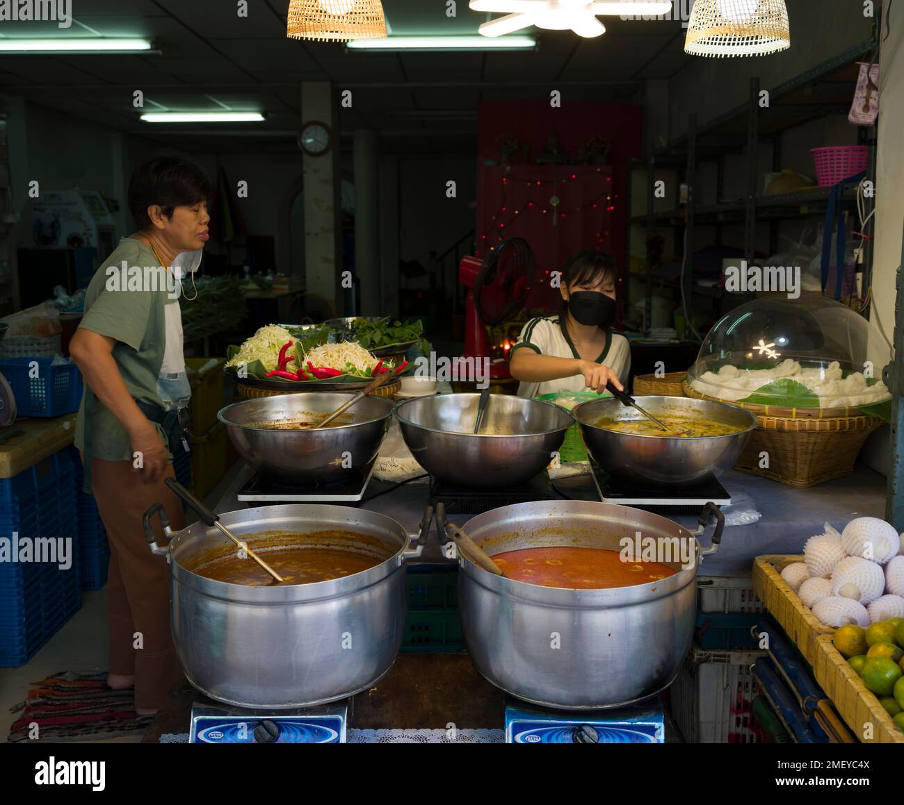 Bangkok, Thailandia. Dicembre 13, 2022. Pak Khlong Talat o cibo di strada mercato dei fiori. La cultura Street food è molto importante in Thailandia. Foto Stock