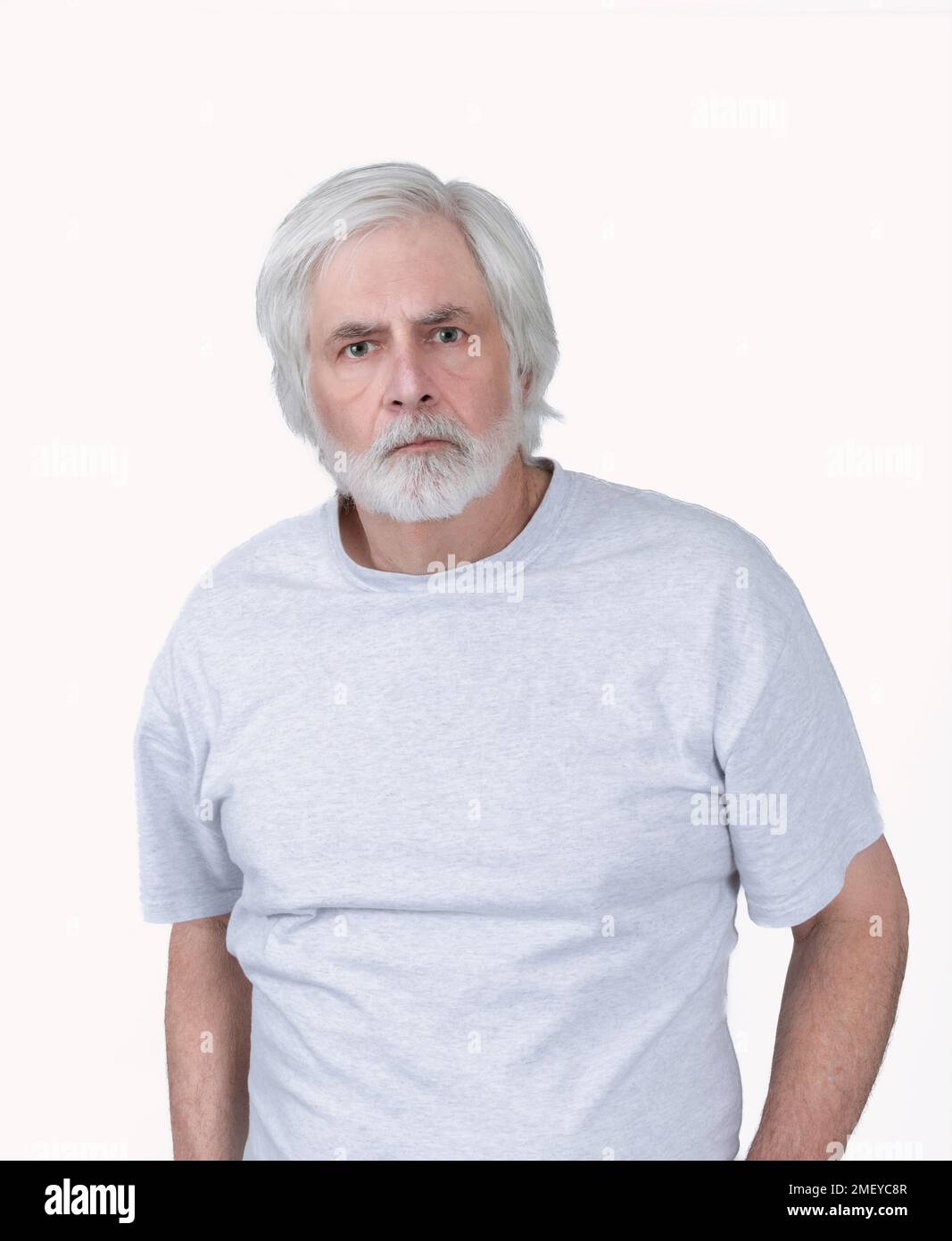 Foto verticale di un vecchio con perline e capelli bianchi su sfondo bianco. In piedi dalla vita in su. Foto Stock