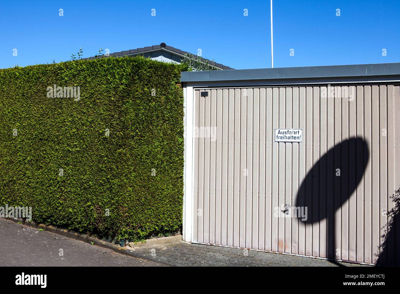 Casa privata con una siepe adeguata, Germania Foto Stock