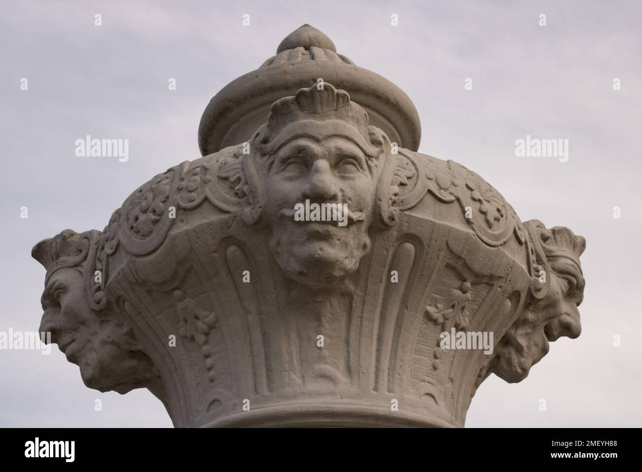 Scultura storica nel parco municipale 24.01.2023. Vista delle tre facce una scultura in pietra nel parco Branicki. Foto Stock