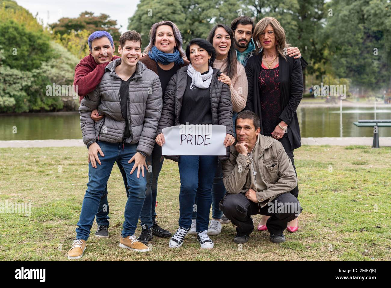 Gruppo multietnico di giovani manifestanti in possesso di un poster che protegge i diritti delle persone LGBT. Concetto di orgoglio. Foto Stock