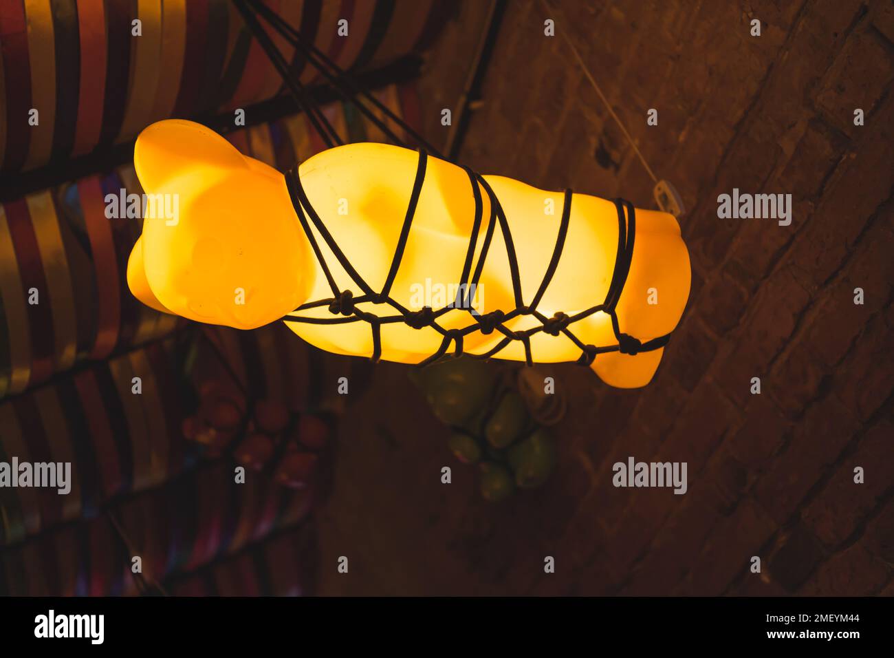 Lampadario orsetto gommoso modellato sul soffitto. Foto di alta qualità Foto Stock