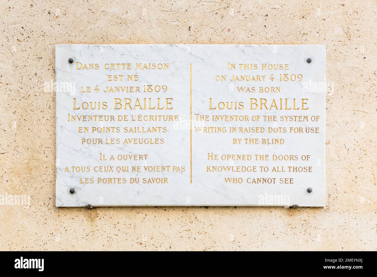 Targa commemorativa alla Casa natale di Louis Braille a Coupvray, Francia. Louis Braille inventò il sistema Braille, destinato ai non vedenti Foto Stock