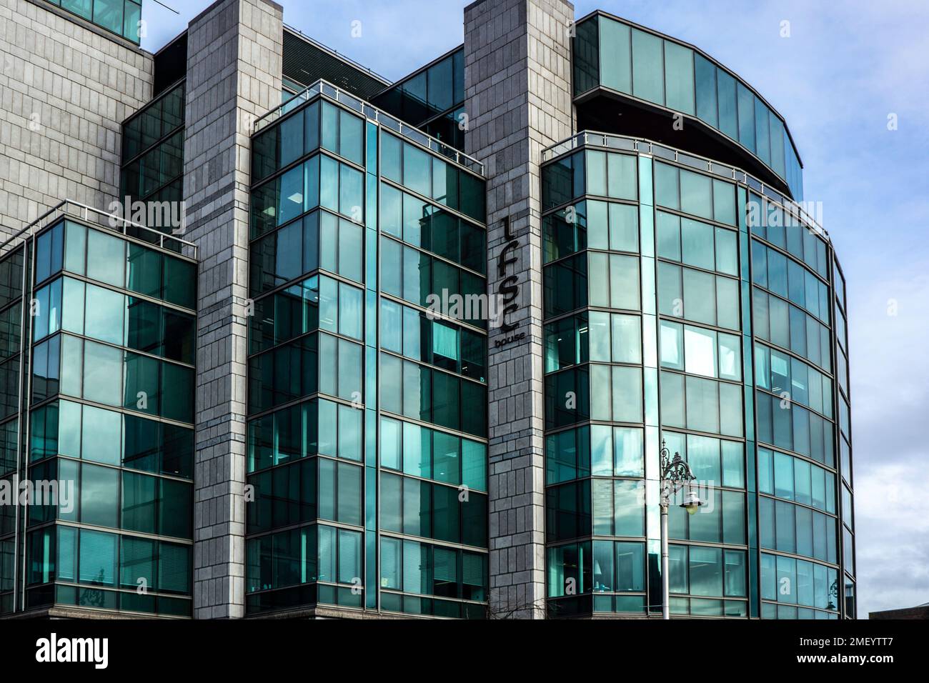 IFSC House, Custom House Quay, International Financial Services Centre, Dublino. La sede centrale del Centro Internazionale dei servizi finanziari. Foto Stock