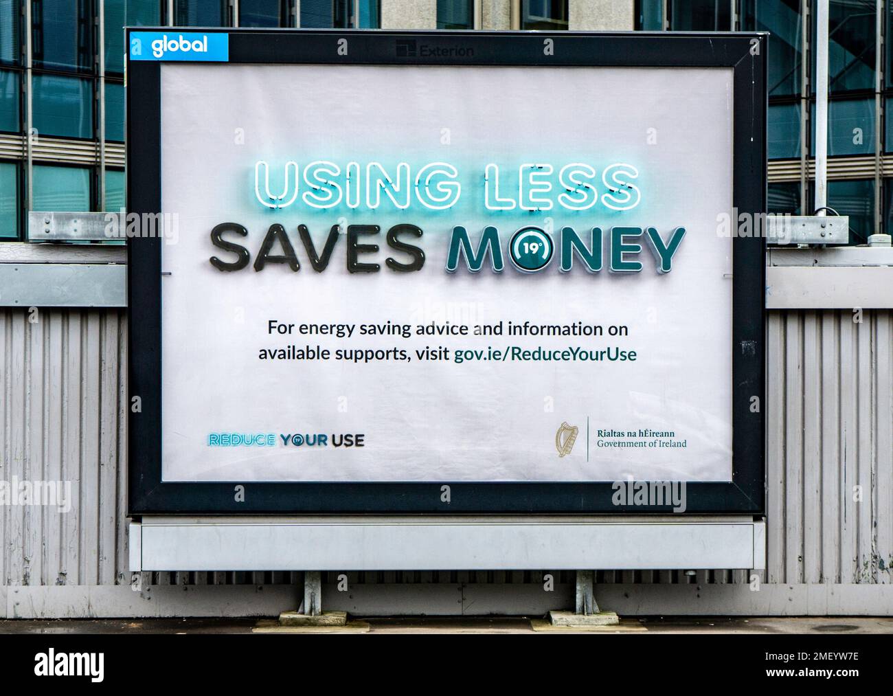 Una pubblicità per la campagna Riduci il tuo utilizzo a Dublino, Irlanda. Una campagna per aumentare l'efficienza energetica e avvalersi dei sostegni governativi. Foto Stock