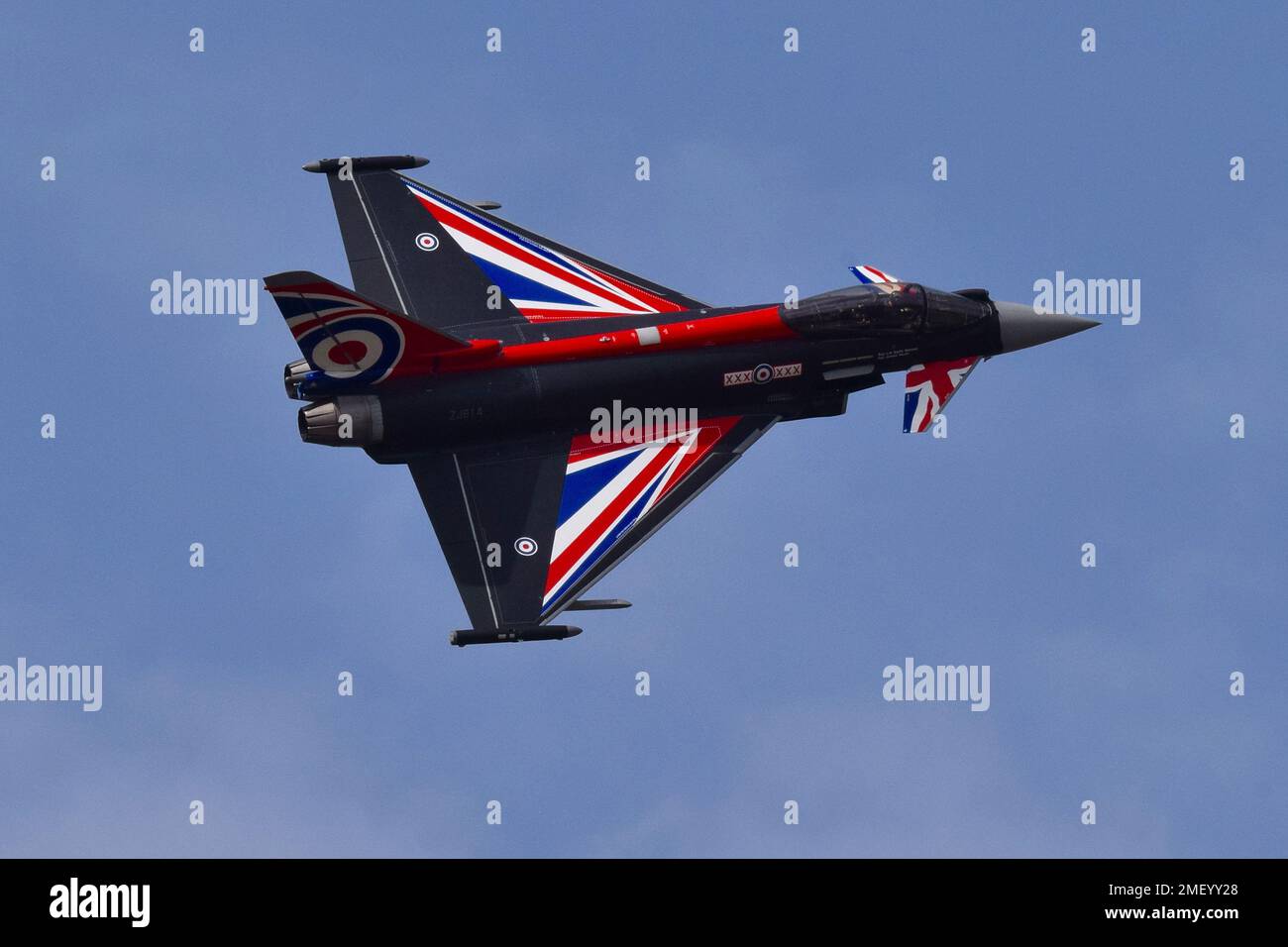 Un tiro a basso angolo del RAF Typhoon Display Team al RIAT 2022 Fairford International Air Tattoo Foto Stock
