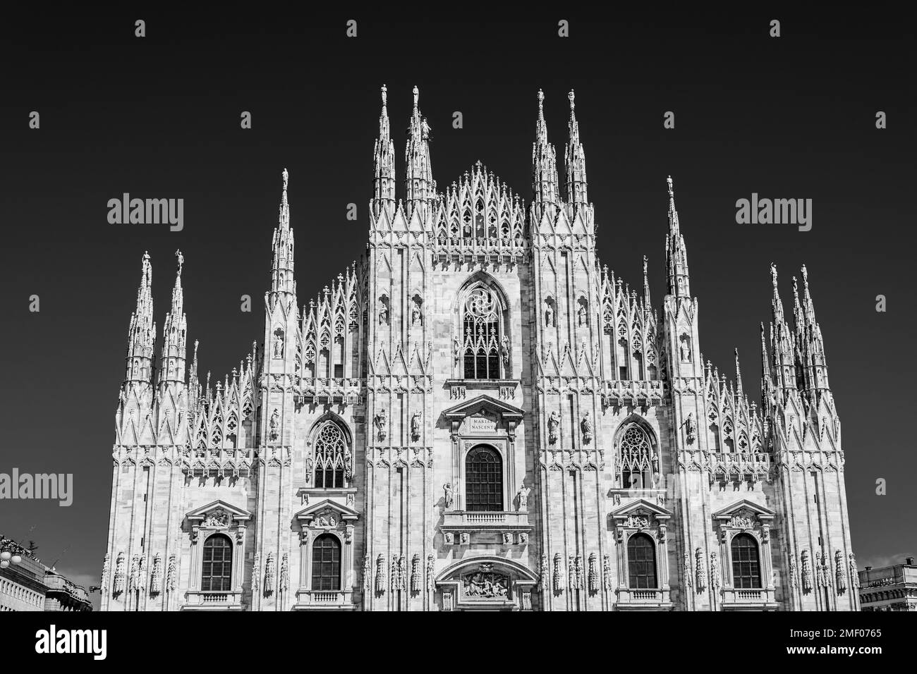 Milano, Lombardia, Italia: Sculture e cartelli sulla facciata del Duomo di Milano, duomo in bianco e nero Foto Stock