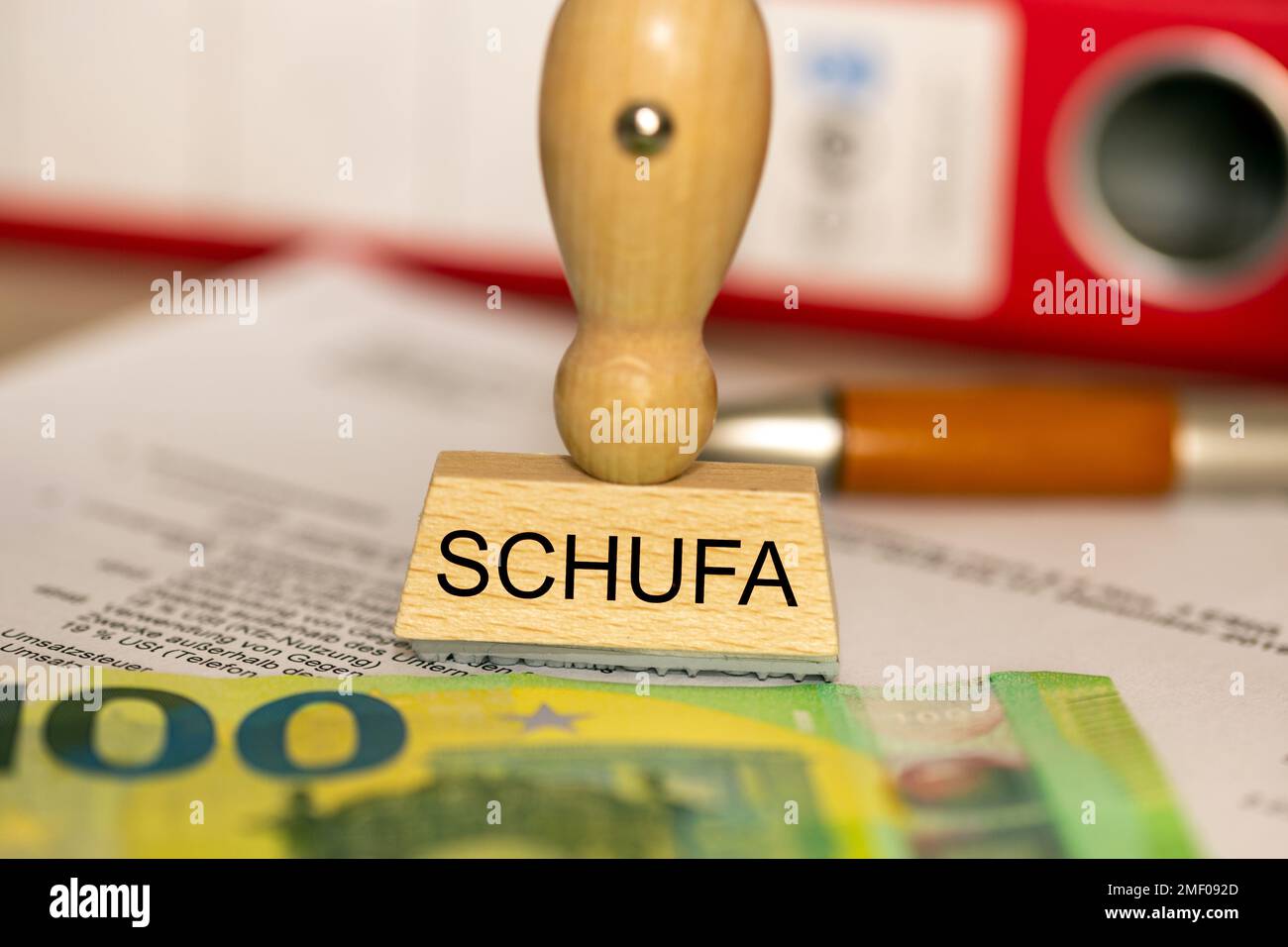 Immagine simbolo Schufa: Francobollo su una scrivania con documenti e cartelle (Schufa Holding AG, è un'agenzia di credito tedesca la sua attività è di fornire il suo contratto Foto Stock