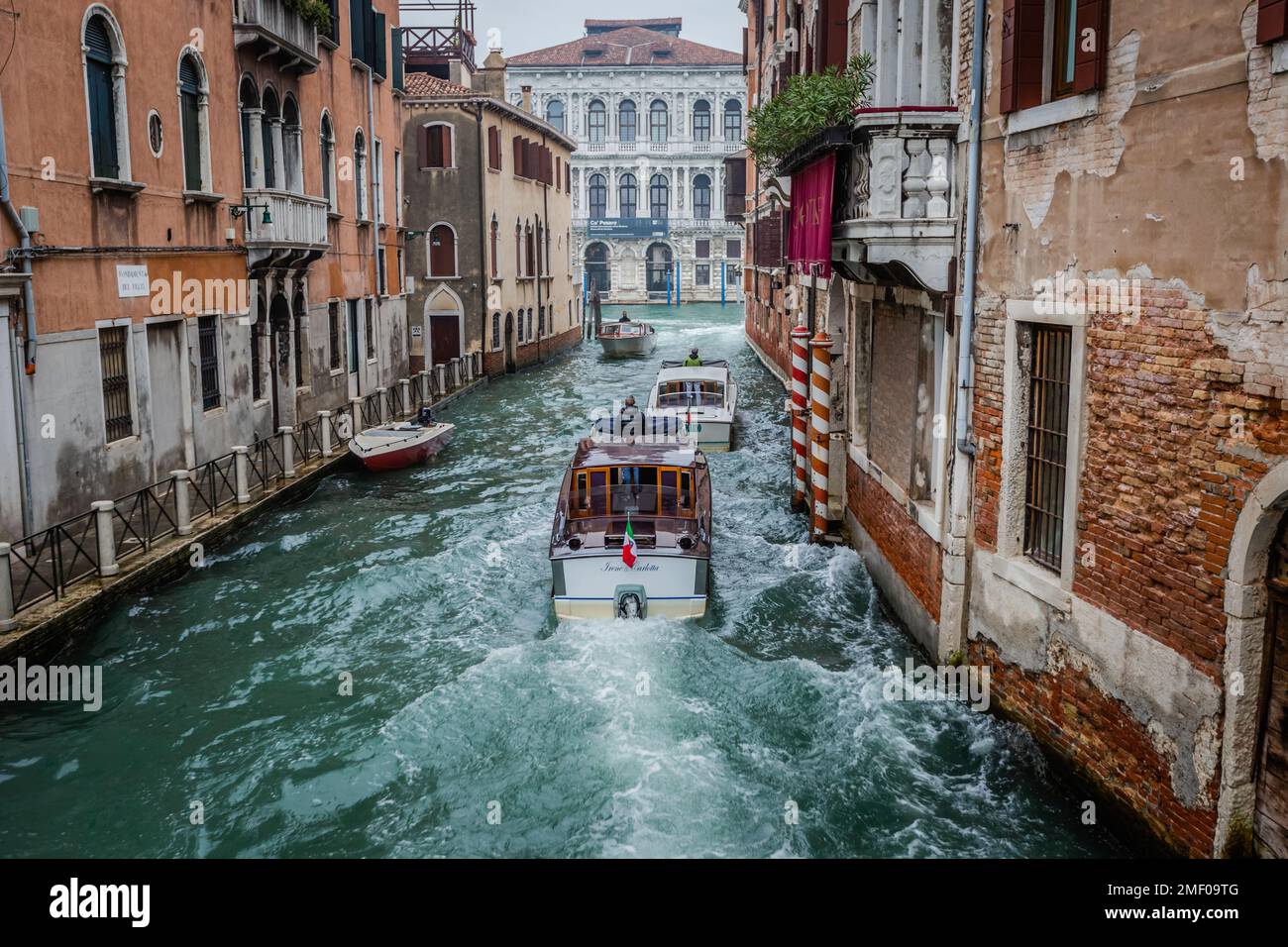 Barche che si spostano lungo il canale di Venezia, Italia. Foto Stock