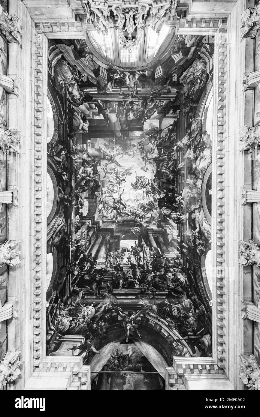 Venezia, Italia - Novembre 2022: Soffitto della chiesa di San Pantalon, il più grande dipinto a tela del mondo, raffigurante il martirio e l'apoteosi di San Foto Stock