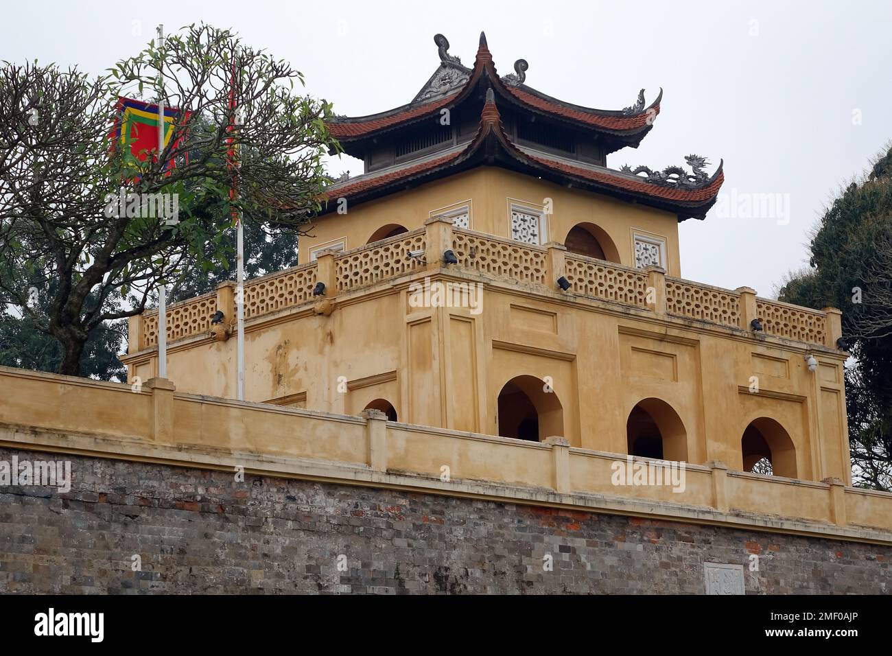 Padiglione della dinastia Nguyen, Đoan Môn, il cancello principale, Cittadella Imperiale di Thăng Long, Hanoi, Hà Nội, Vietnam, Asia Foto Stock