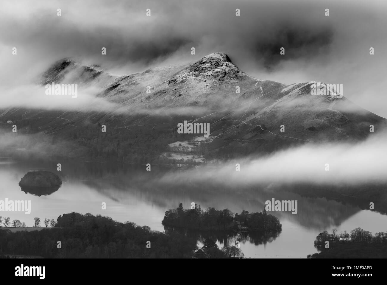 Montagne del Lake District in una mattina nebbiosa d'inverno a Derwentwater, vista da Latrigg. Foto Stock
