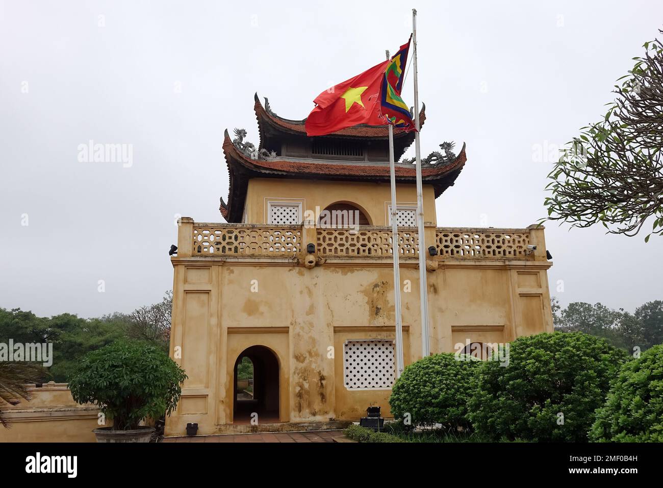 Padiglione della dinastia Nguyen, Đoan Môn, il cancello principale, Cittadella Imperiale di Thăng Long, Hanoi, Hà Nội, Vietnam, Asia Foto Stock