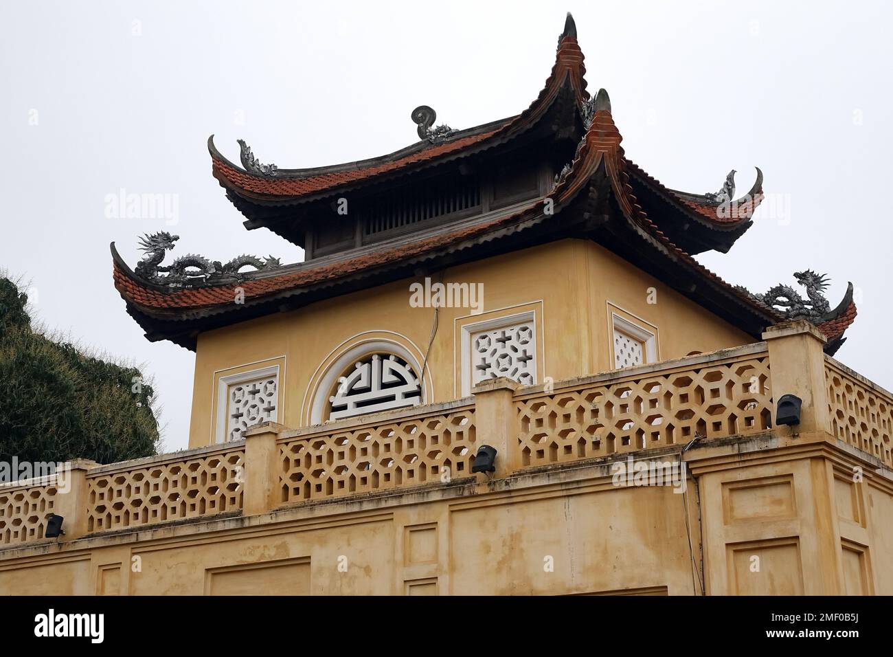 Padiglione della dinastia Nguyen, Đoan Môn, il cancello principale, Cittadella Imperiale di Thăng Long, Hanoi, Hà Nội, Vietnam, Asia Foto Stock