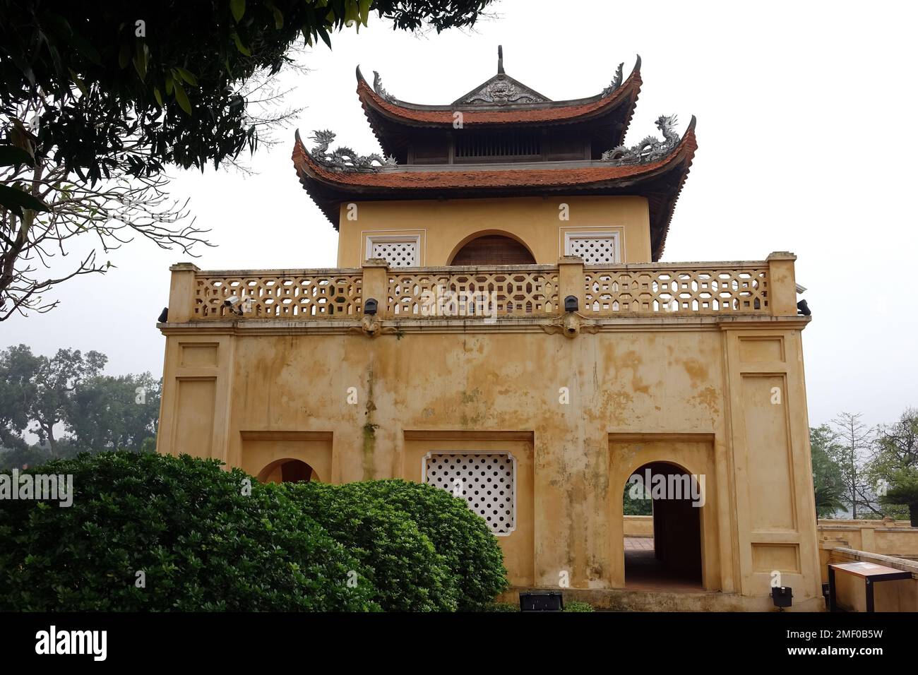 Padiglione della dinastia Nguyen, Đoan Môn, il cancello principale, Cittadella Imperiale di Thăng Long, Hanoi, Hà Nội, Vietnam, Asia Foto Stock
